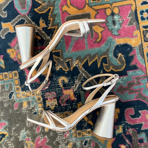 LIKE NEW Sam Edelman Kia Block Heel Strappy Sandal Silver size 10 - Picture 7 of 9